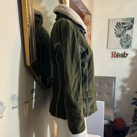 Vintage Bogner Olive Green Women's Ski Jacket with White Embroidery - Picture 12 of 16